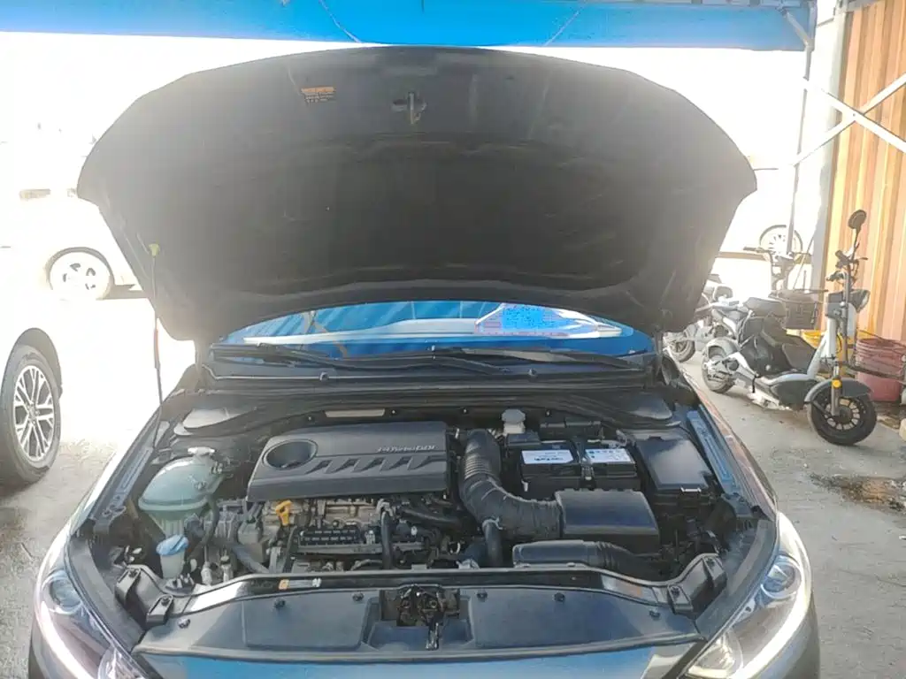 Hyundai Elantra — фото 20