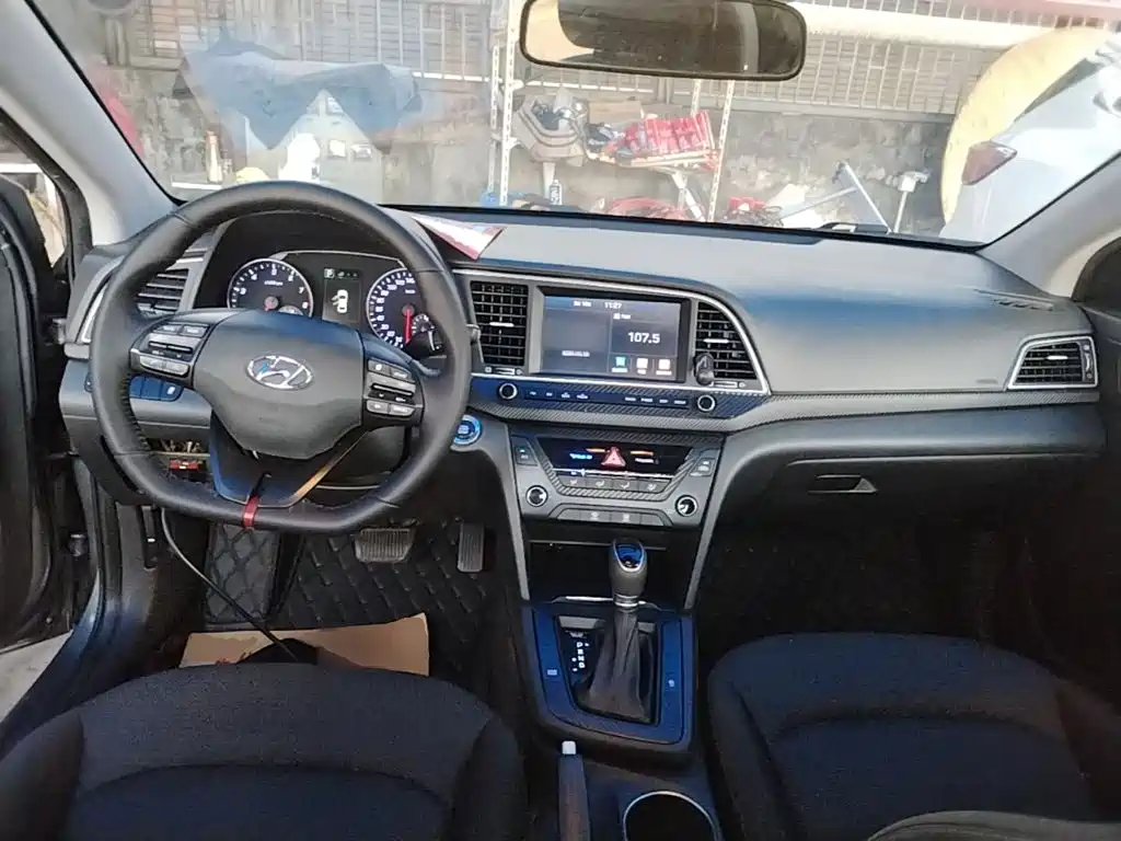 Hyundai Elantra — фото 10