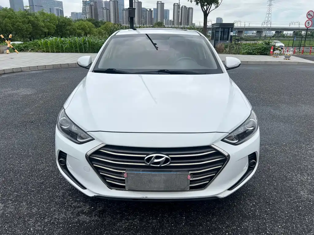 Hyundai Elantra — фото 2