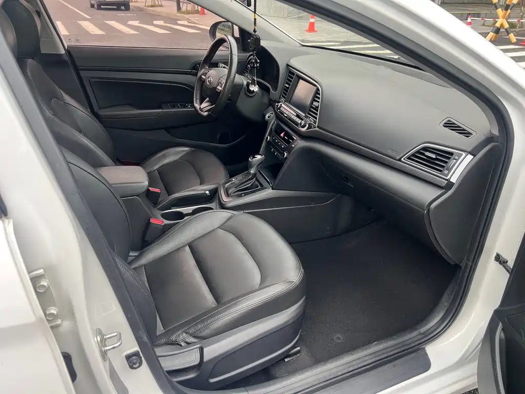 Hyundai Elantra — фото 11