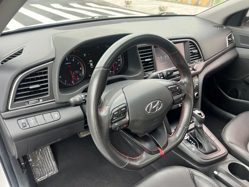 Hyundai Elantra — фото 17