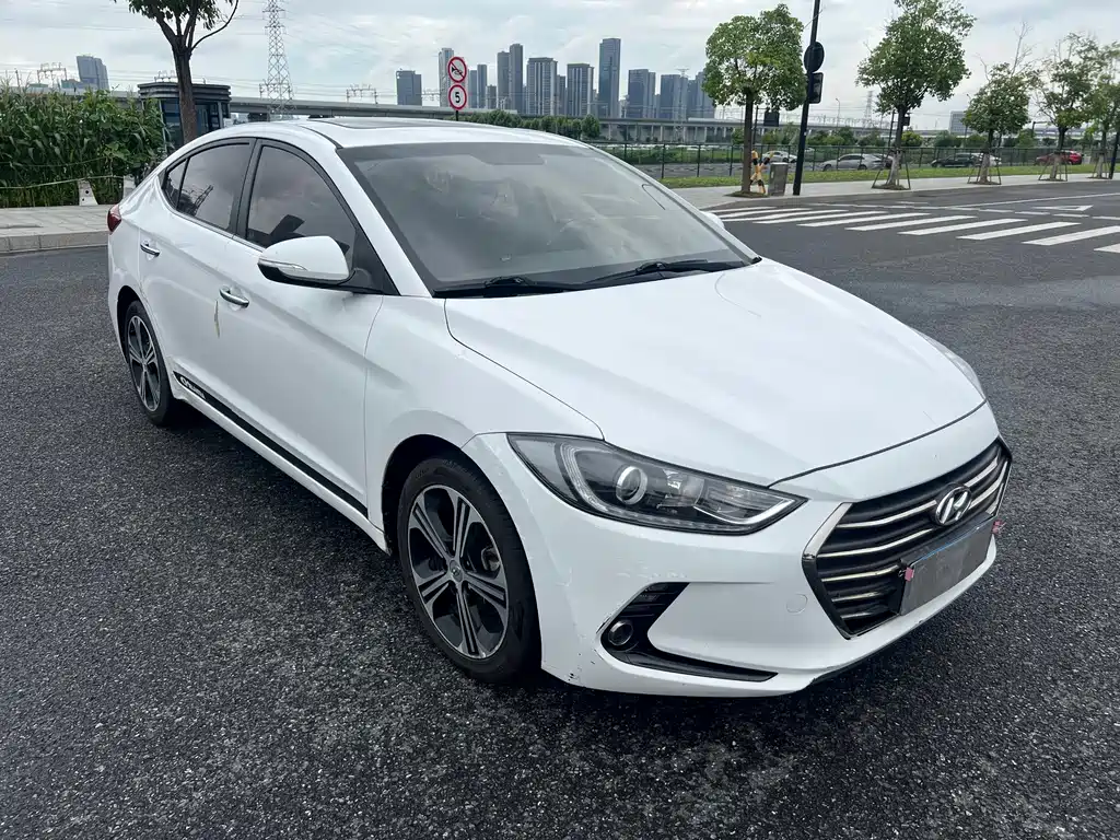 Hyundai Elantra — фото 3