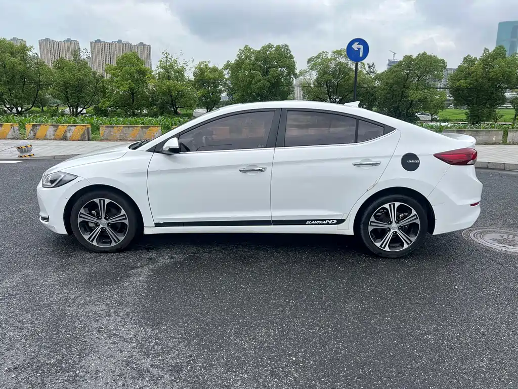 Hyundai Elantra — фото 4