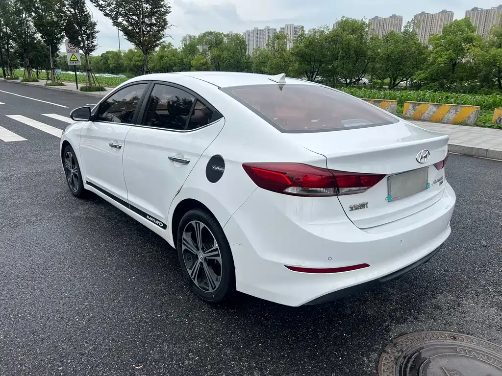 Hyundai Elantra — фото 5