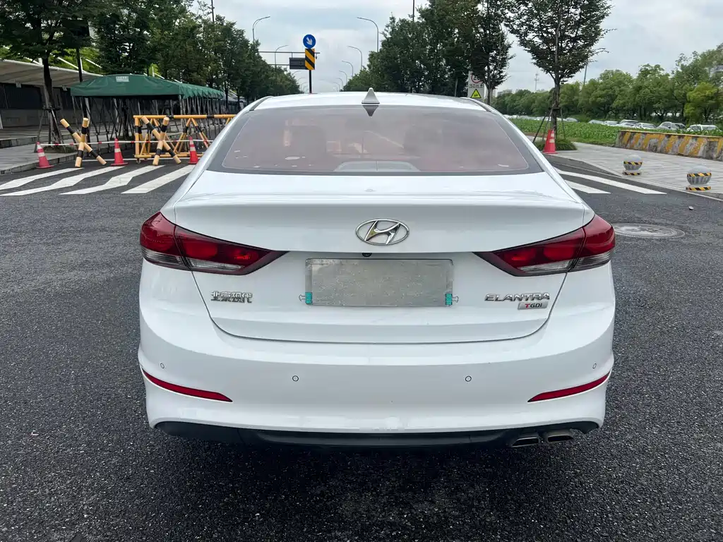 Hyundai Elantra — фото 6