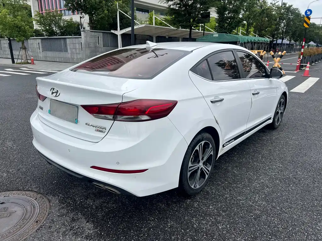 Hyundai Elantra — фото 7