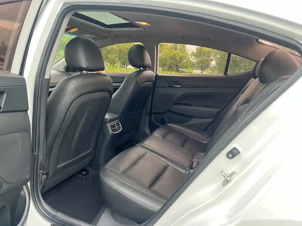 Hyundai Elantra — фото 10