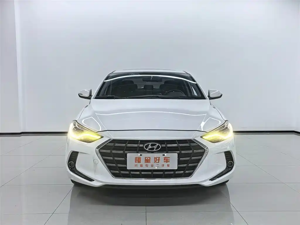 Hyundai Elantra — фото 2