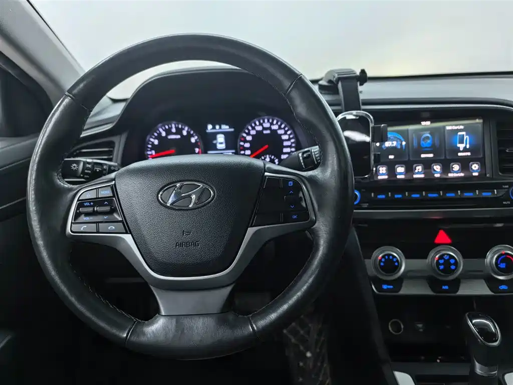 Hyundai Elantra — фото 11