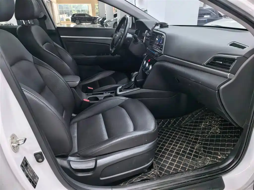 Hyundai Elantra — фото 13