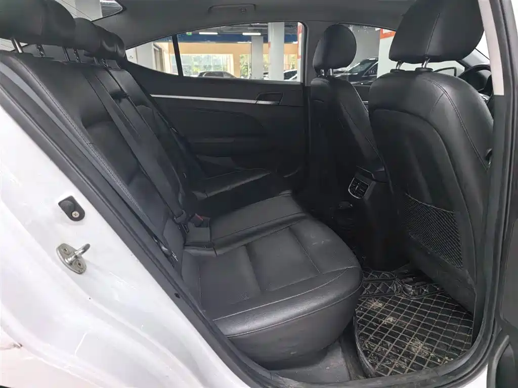Hyundai Elantra — фото 14