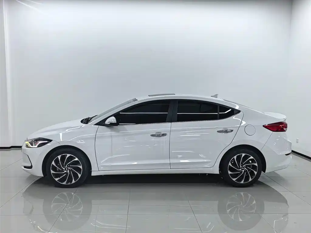 Hyundai Elantra — фото 3