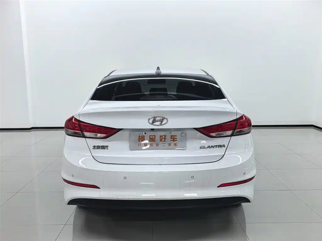 Hyundai Elantra — фото 4