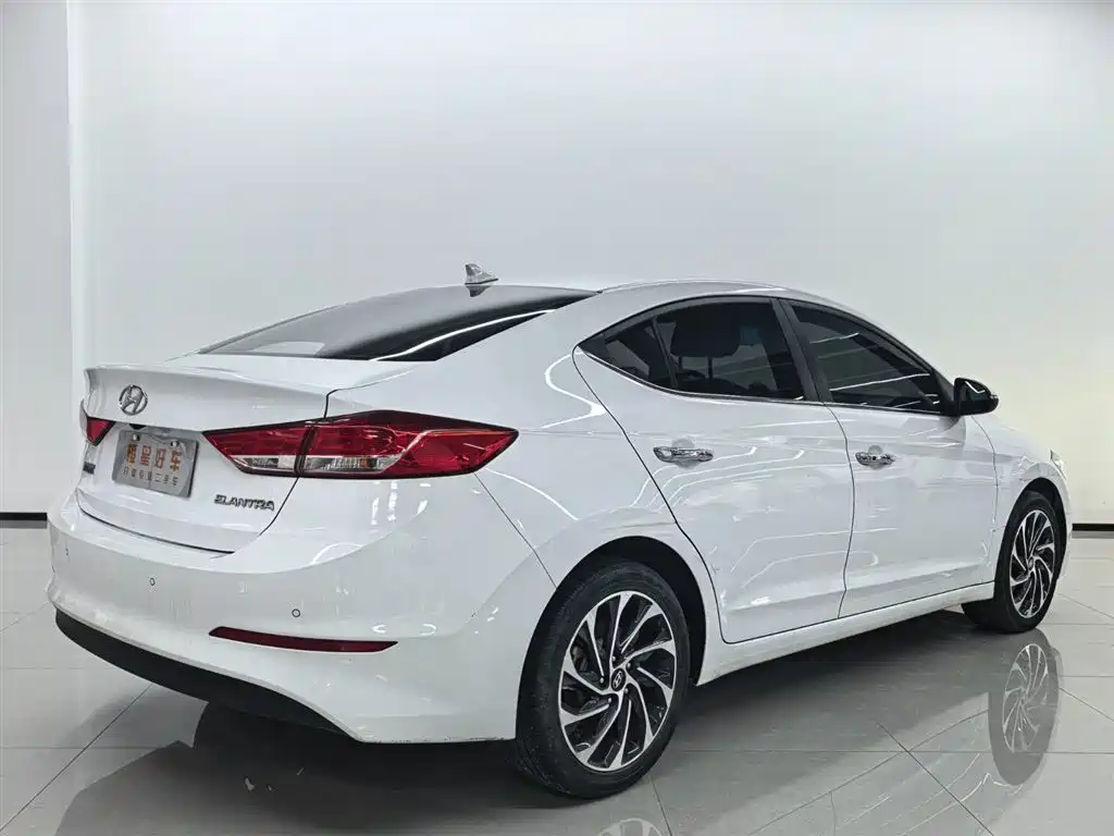 Hyundai Elantra — фото 5
