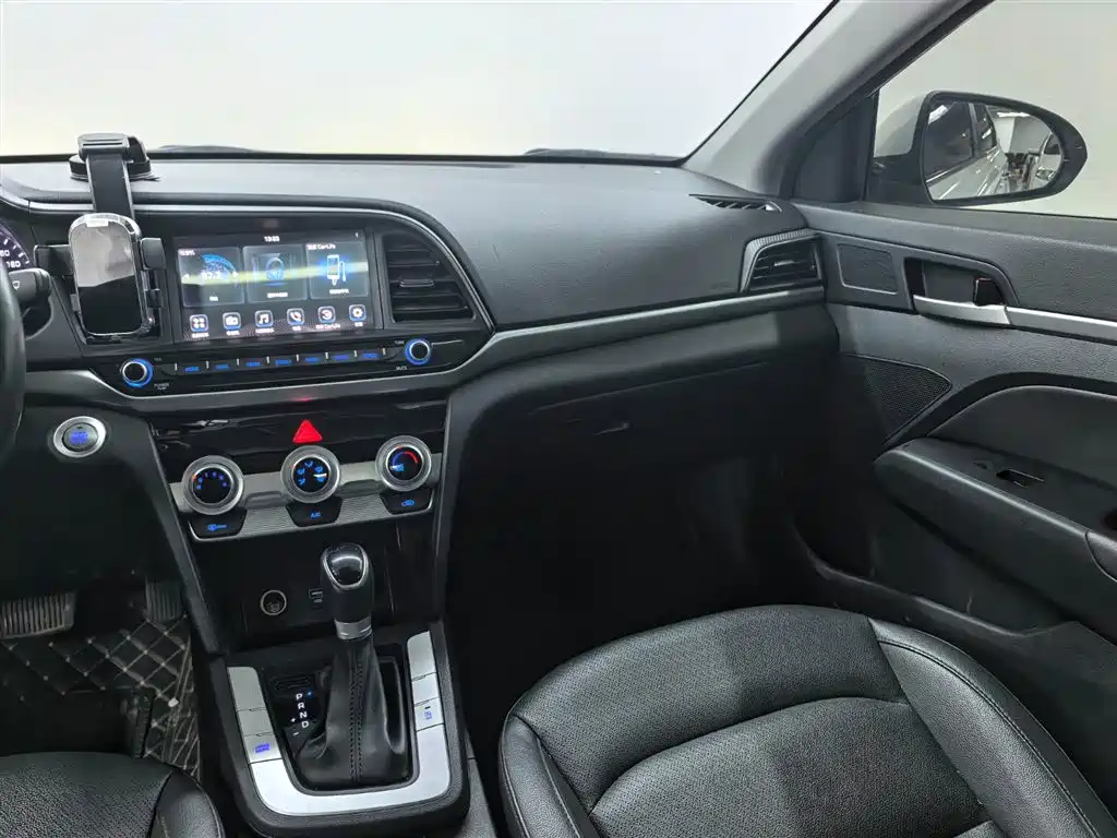 Hyundai Elantra — фото 10