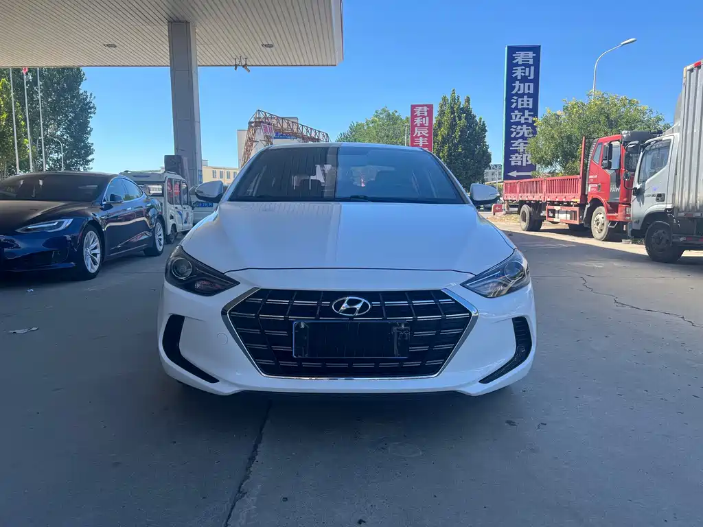 Hyundai Elantra — фото 2