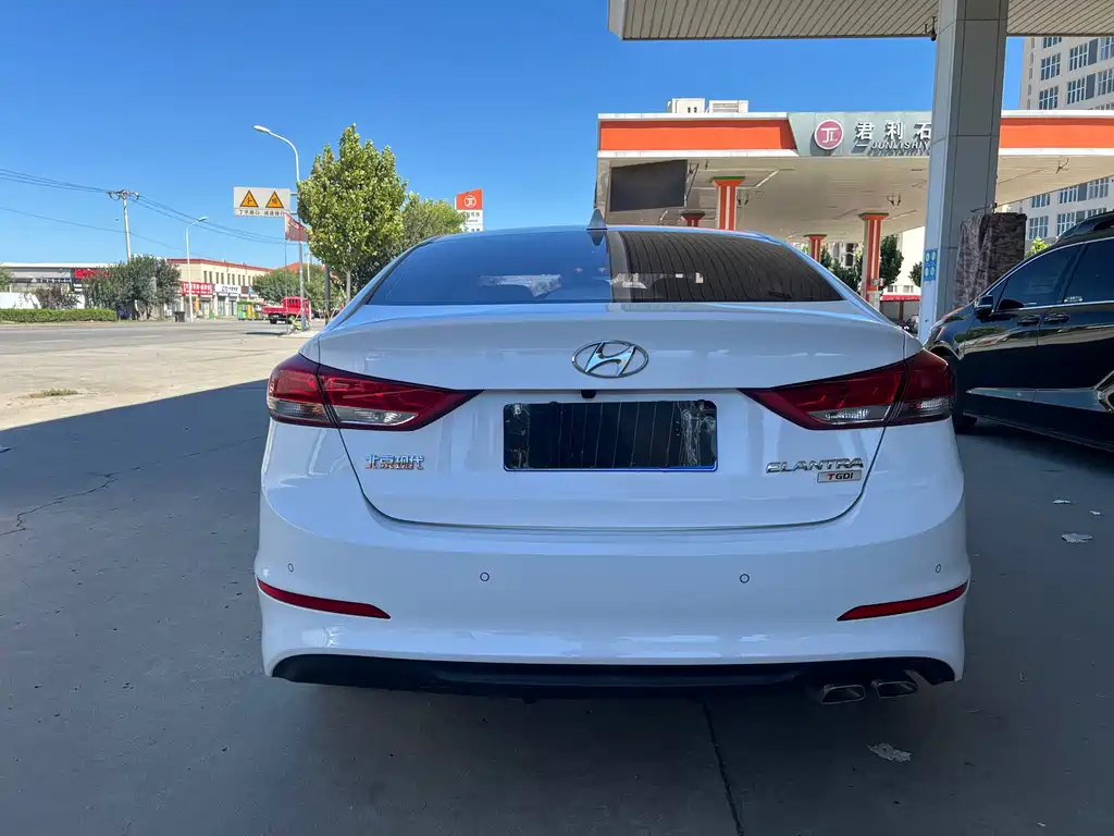 Hyundai Elantra — фото 11