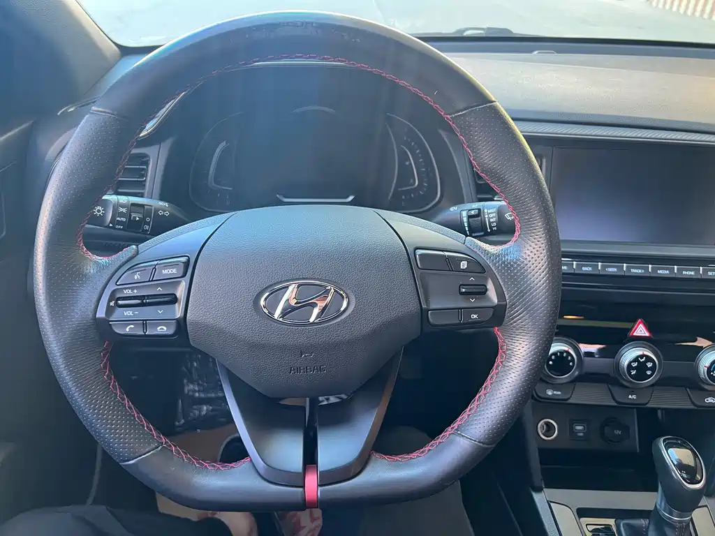 Hyundai Elantra — фото 13
