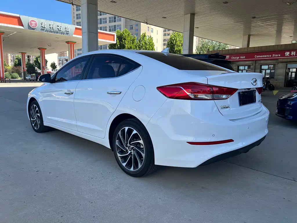 Hyundai Elantra — фото 10
