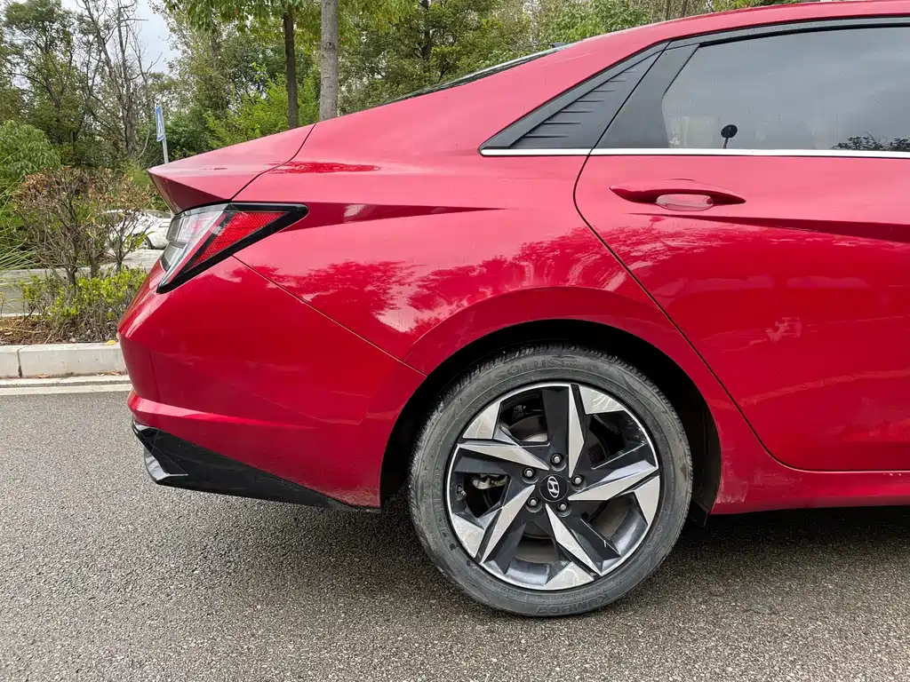 Hyundai Elantra — фото 17