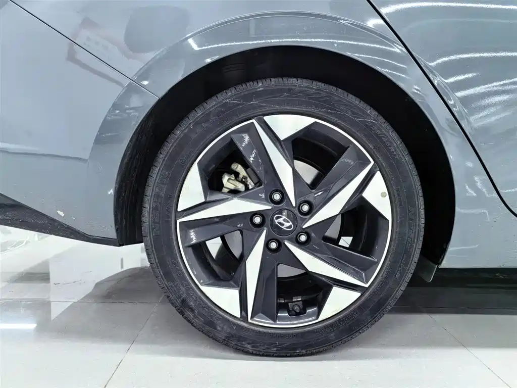 Hyundai Elantra — фото 14