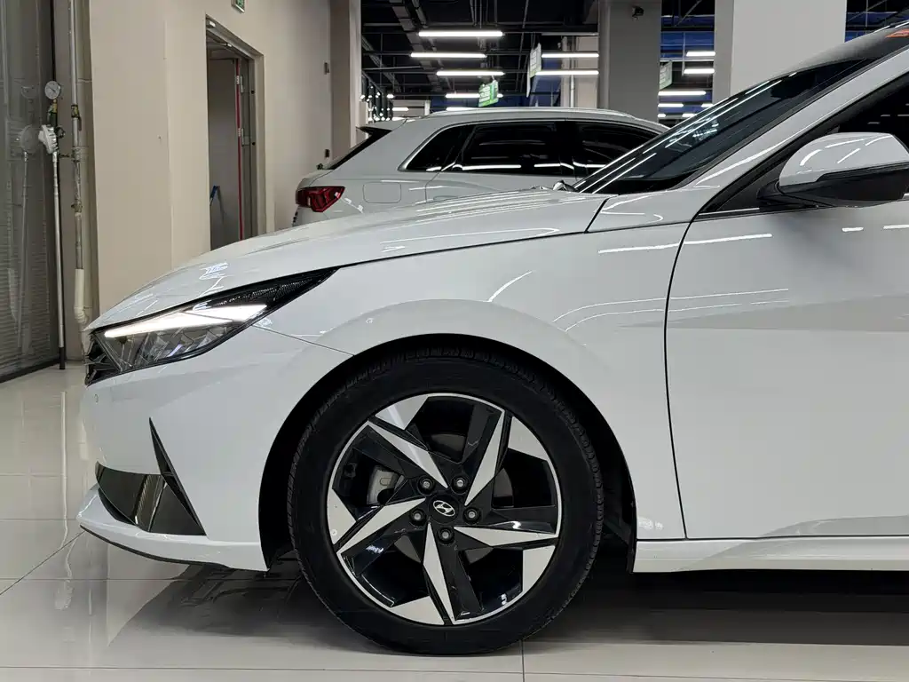 Hyundai Elantra — фото 15