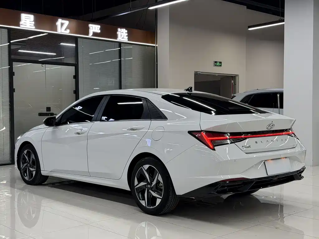 Hyundai Elantra — фото 19