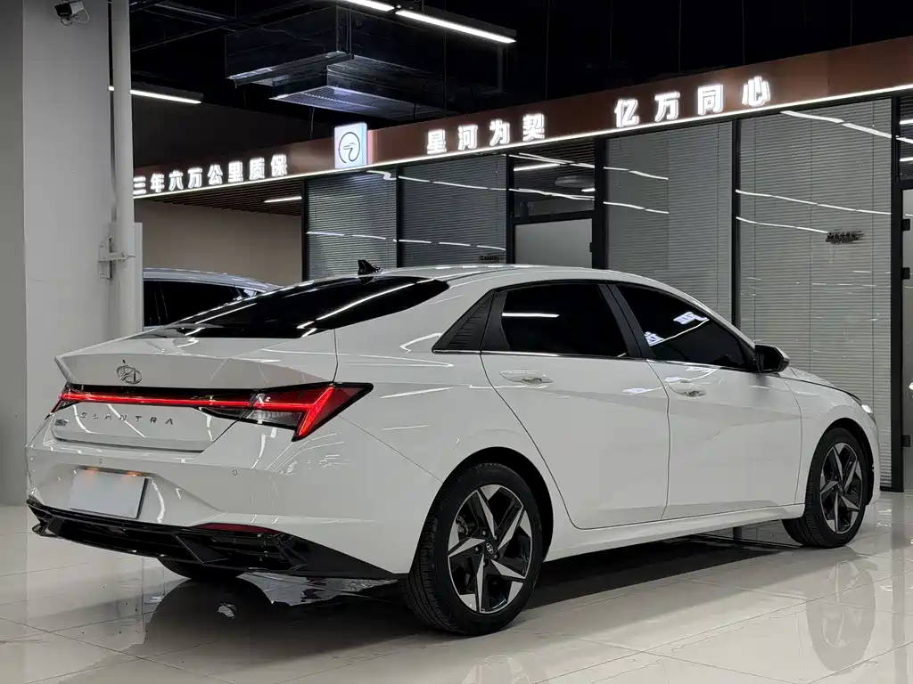 Hyundai Elantra — фото 21