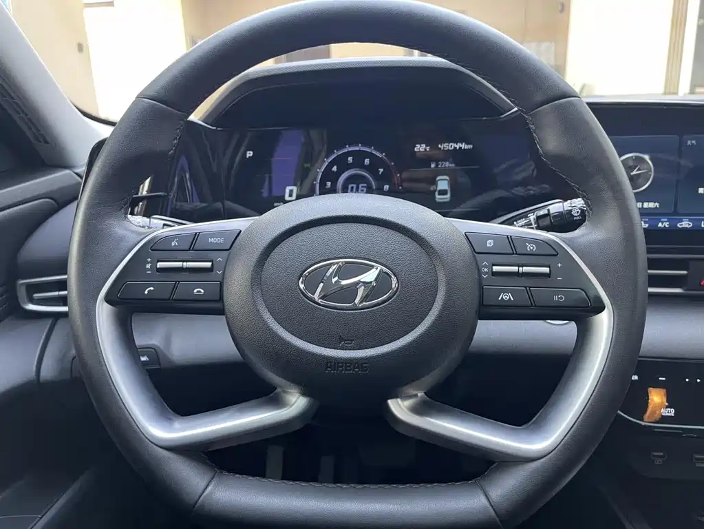 Hyundai Elantra — фото 11