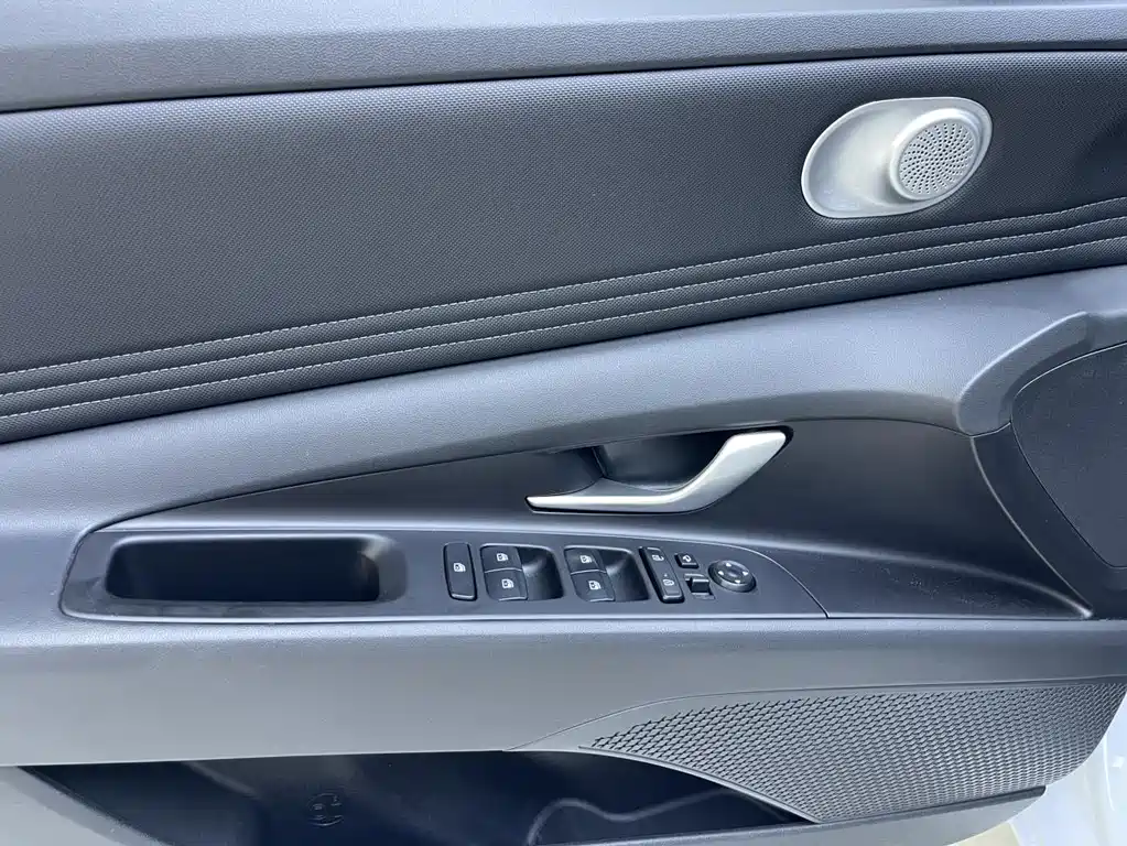 Hyundai Elantra — фото 13
