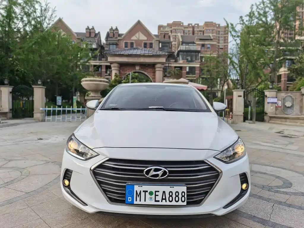 Hyundai Elantra — фото 2