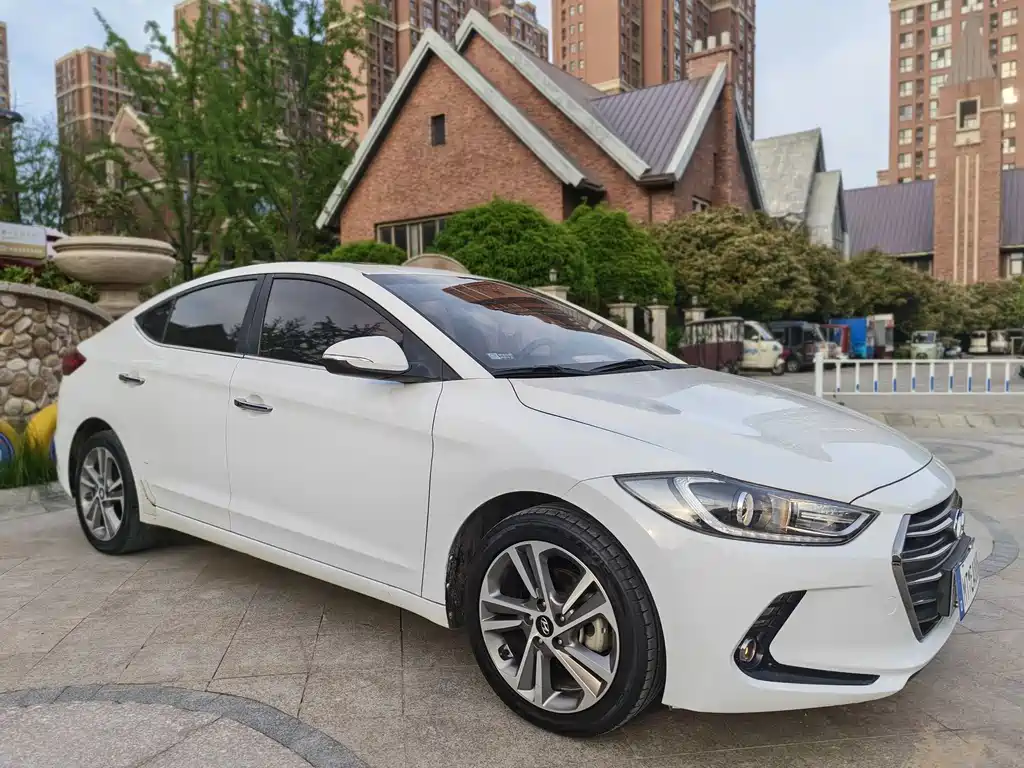 Hyundai Elantra — фото 3