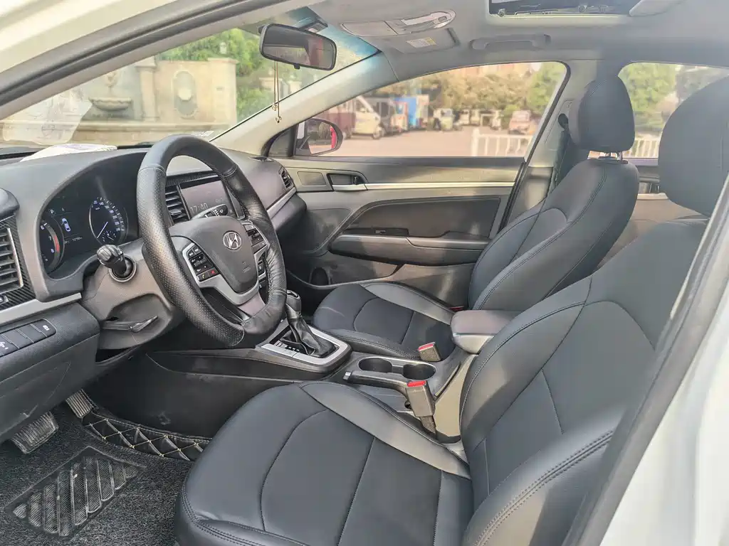Hyundai Elantra — фото 4