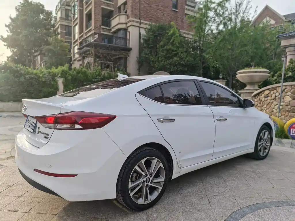 Hyundai Elantra — фото 9