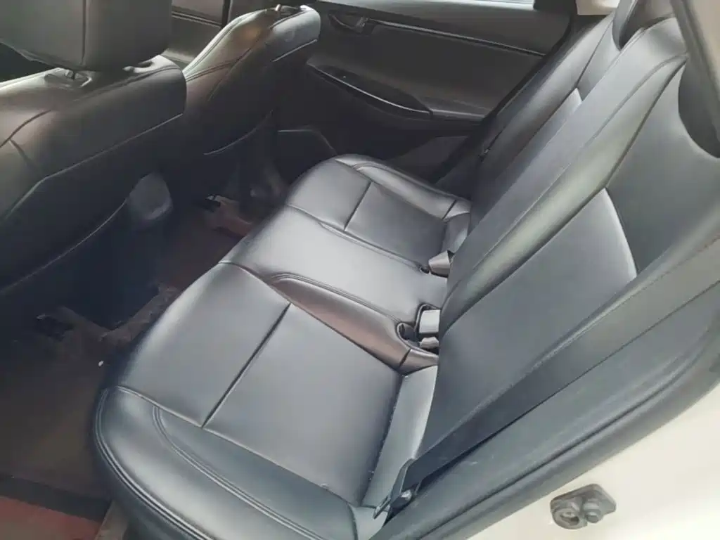 Hyundai Elantra — фото 17