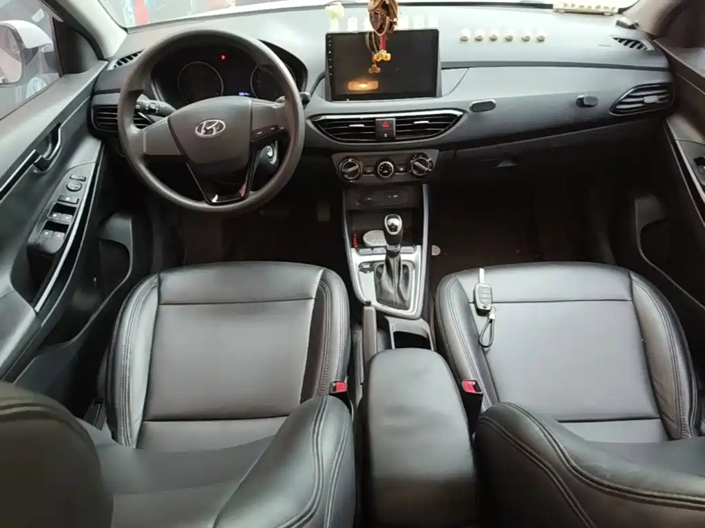 Hyundai Elantra — фото 10