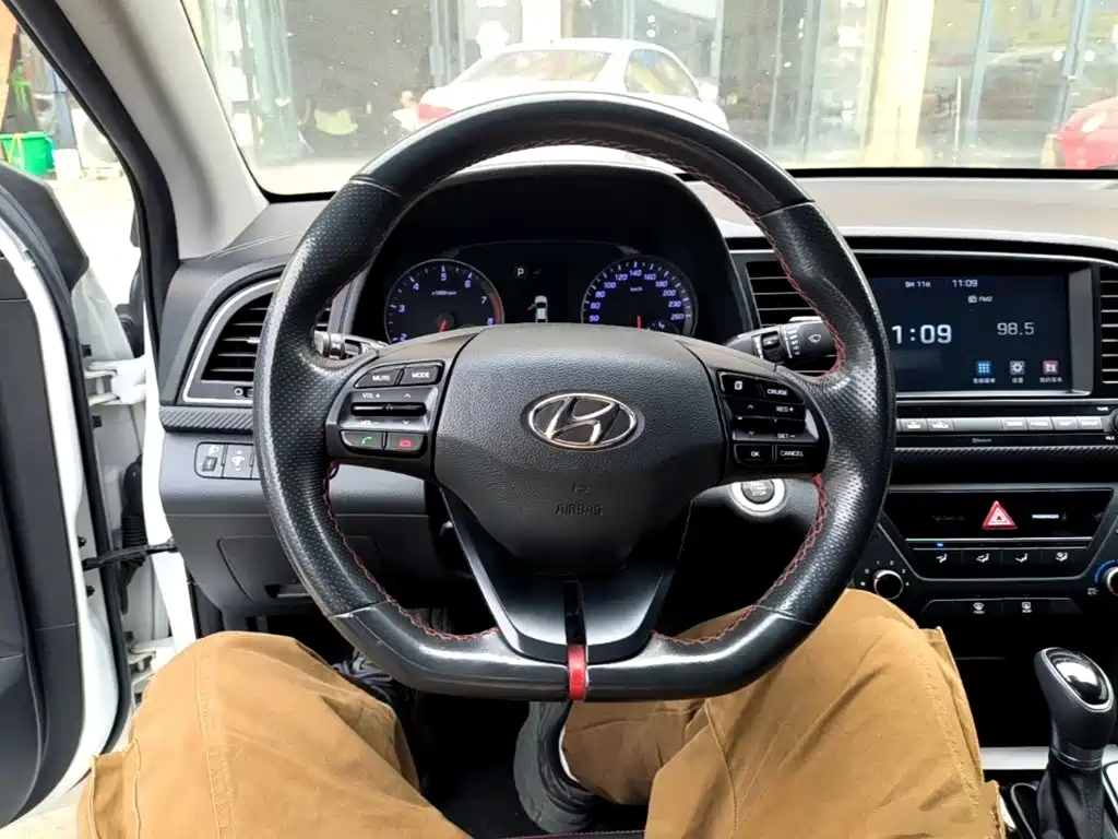 Hyundai Elantra — фото 11