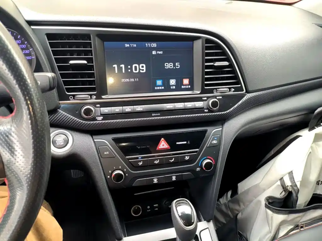 Hyundai Elantra — фото 13