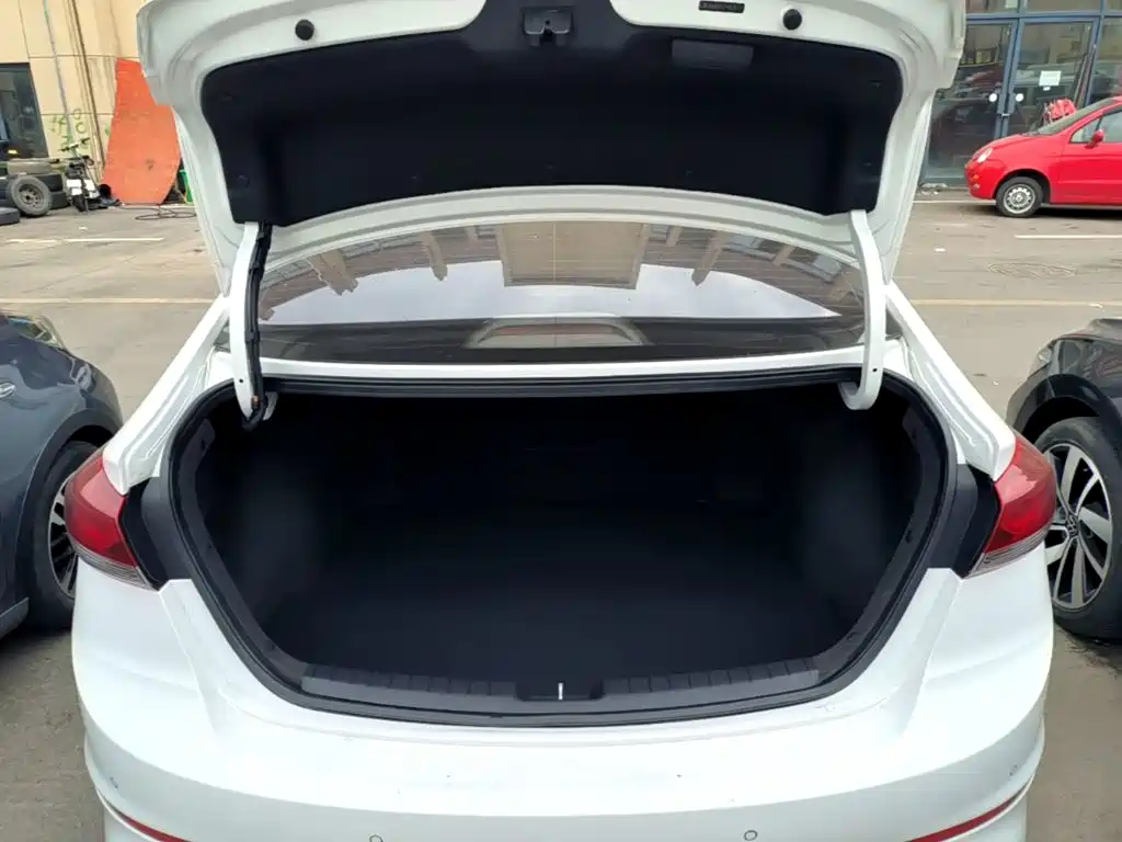Hyundai Elantra — фото 19