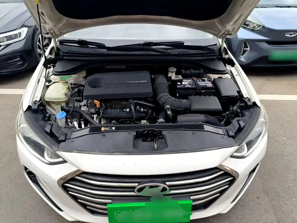 Hyundai Elantra — фото 20