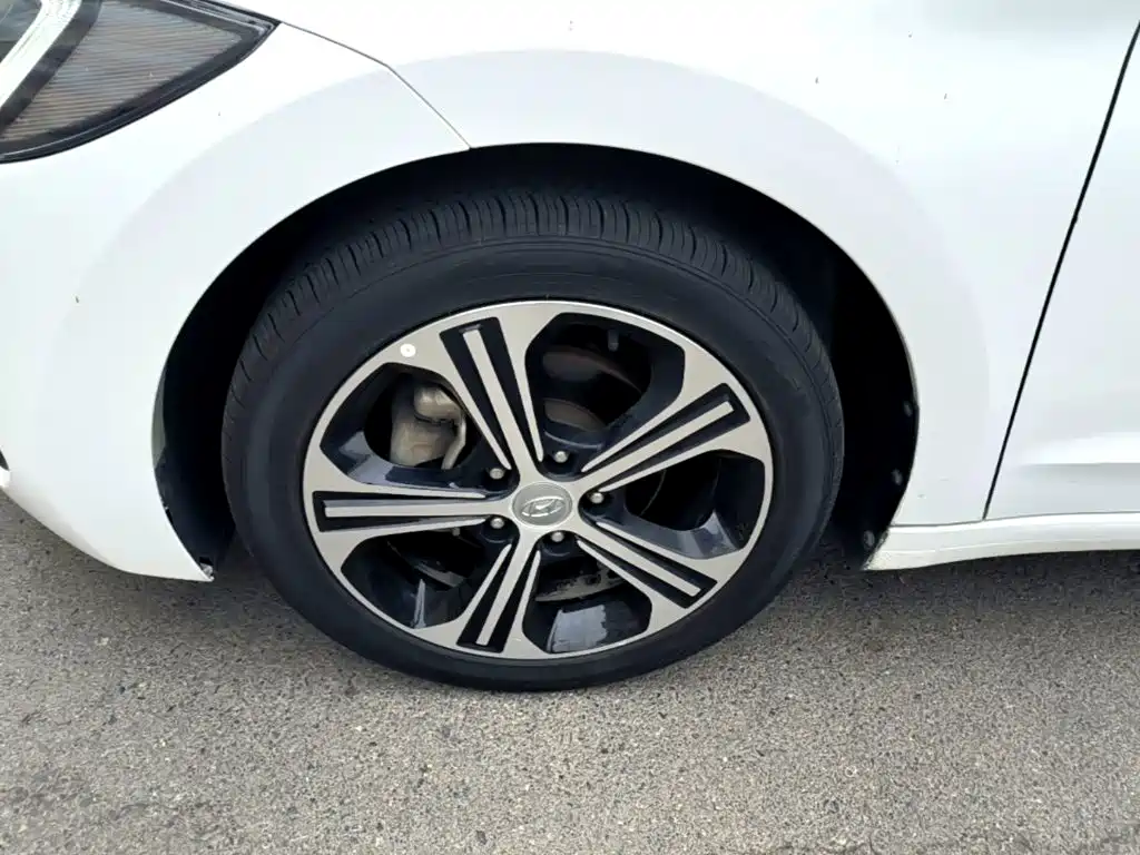 Hyundai Elantra — фото 23
