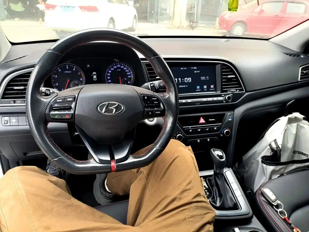 Hyundai Elantra — фото 10