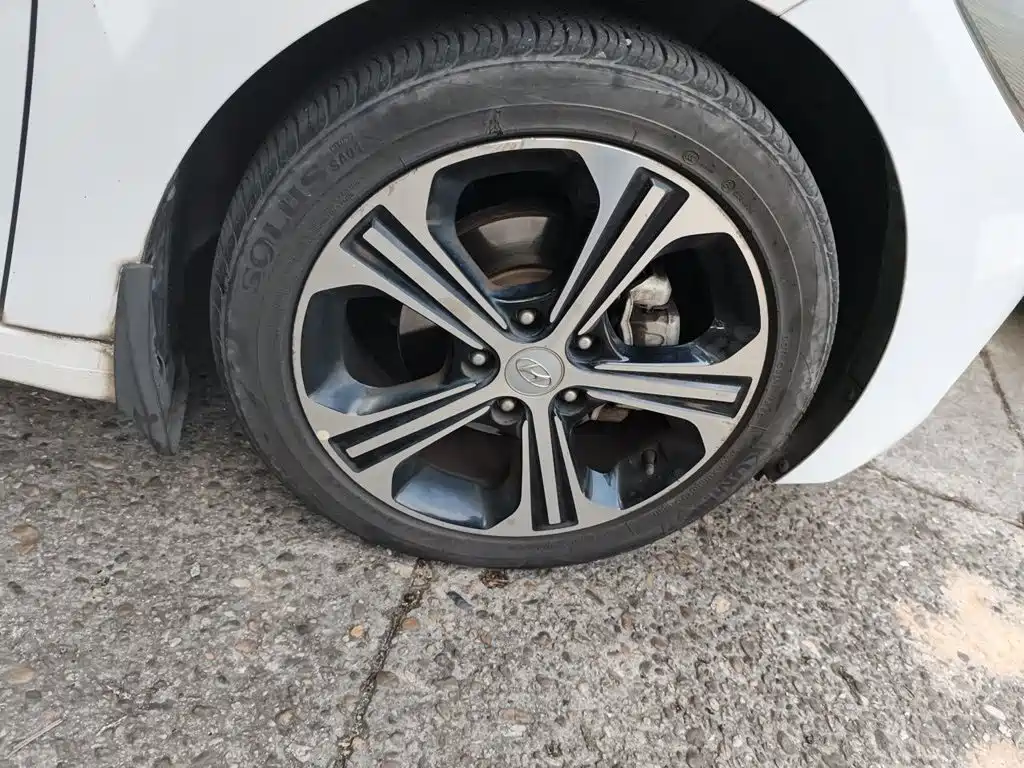Hyundai Elantra — фото 24