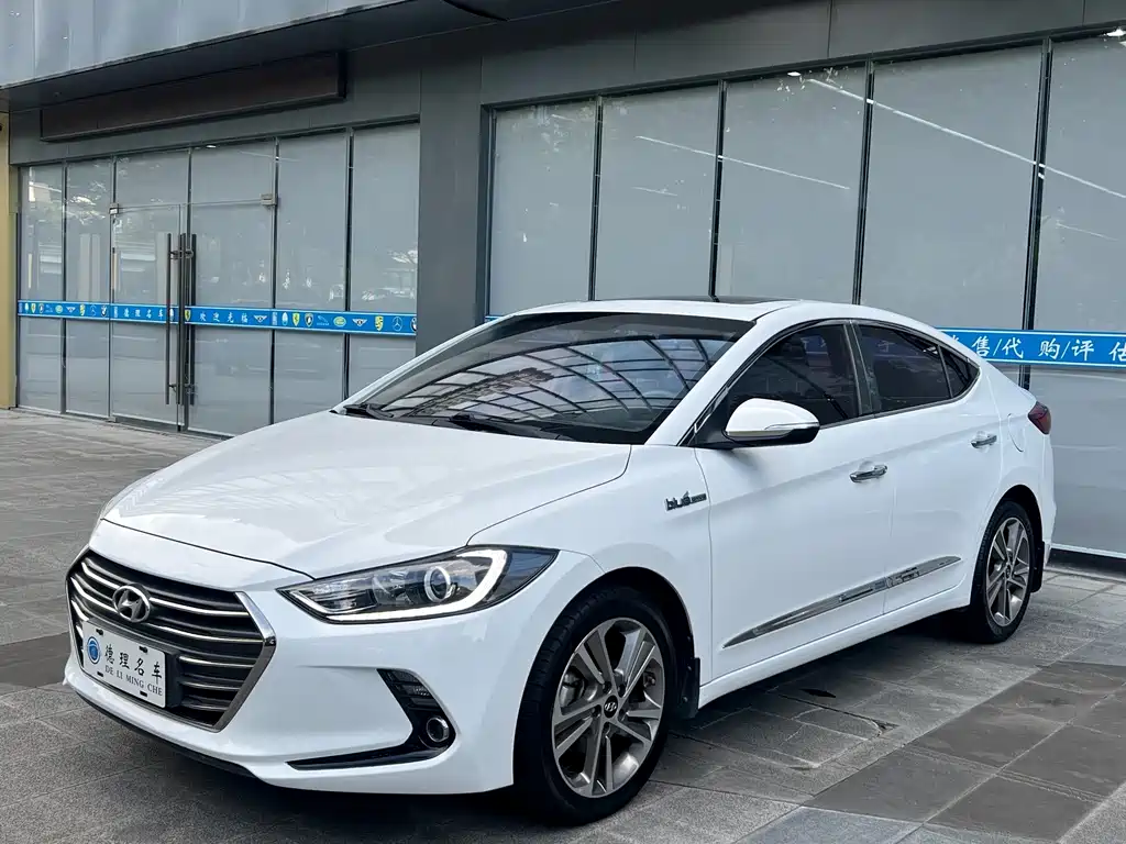 Hyundai Elantra — фото 2