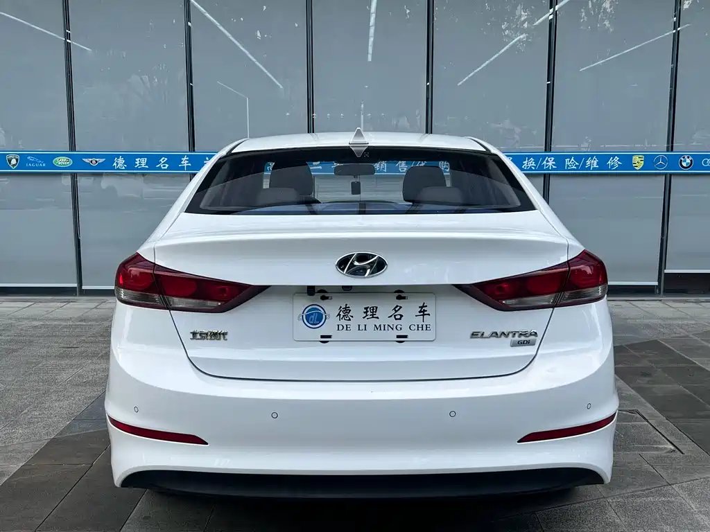 Hyundai Elantra — фото 13