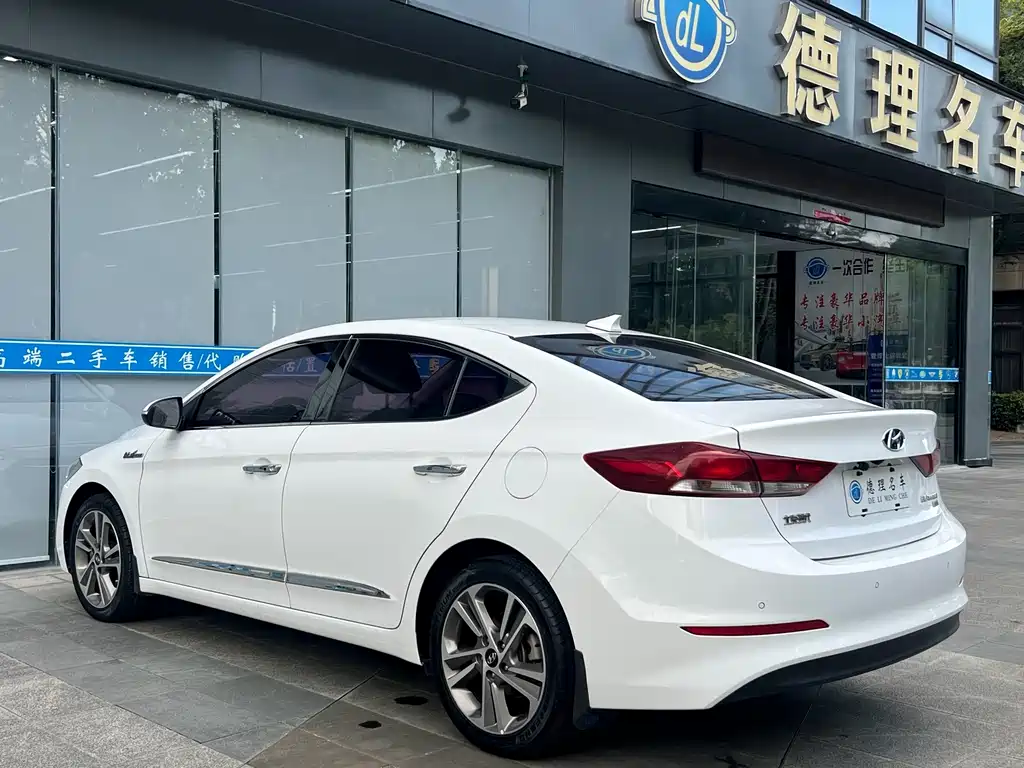 Hyundai Elantra — фото 14