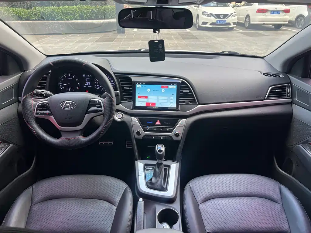 Hyundai Elantra — фото 5