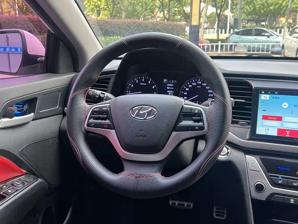 Hyundai Elantra — фото 6