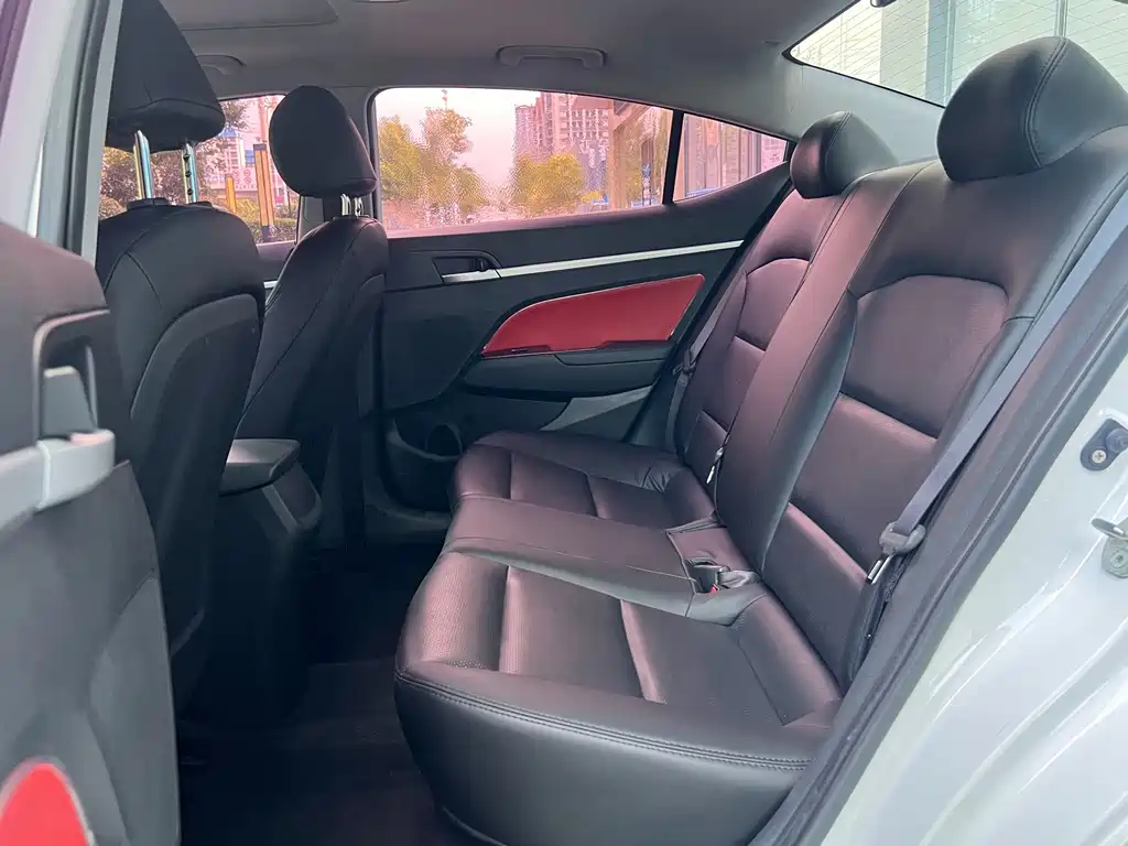Hyundai Elantra — фото 10