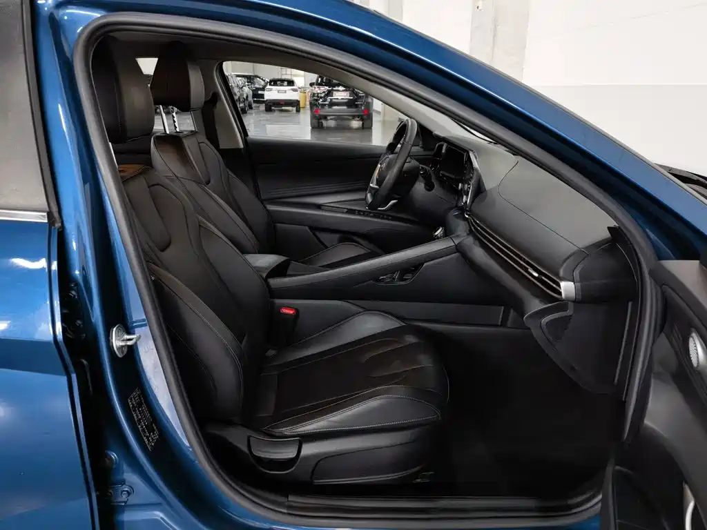 Hyundai Elantra — фото 23